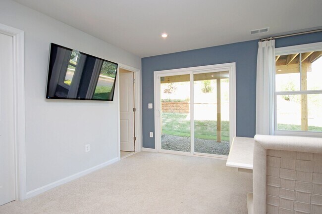 Building Photo - End-Unit Avon Park Townhome Near Biscuit Run Park