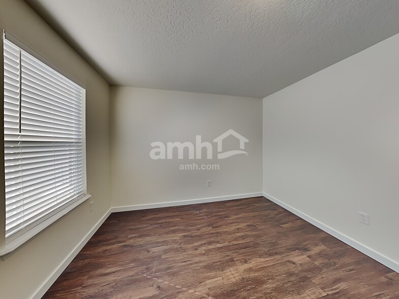 Building Photo - 4581 N Park Crossing Ave