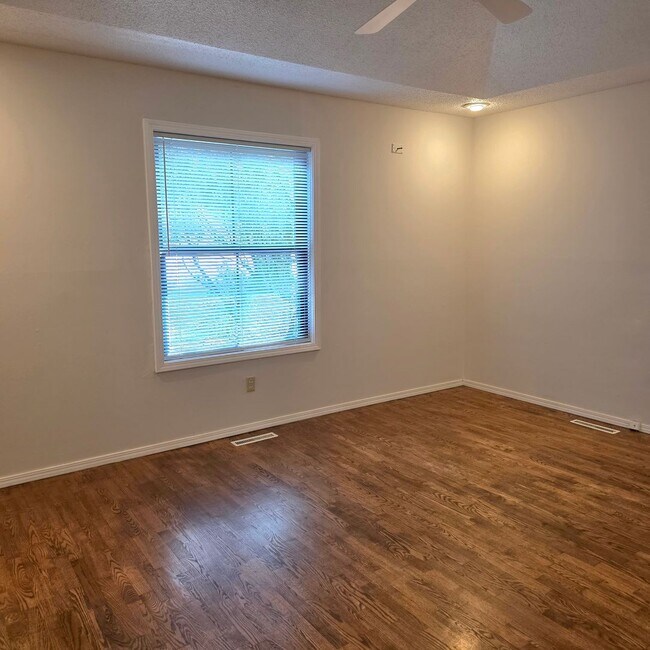 Building Photo - 2 Bed / 2 Bath / 2-Car Garage Duplex in a Great Nixa Neighborhood!
