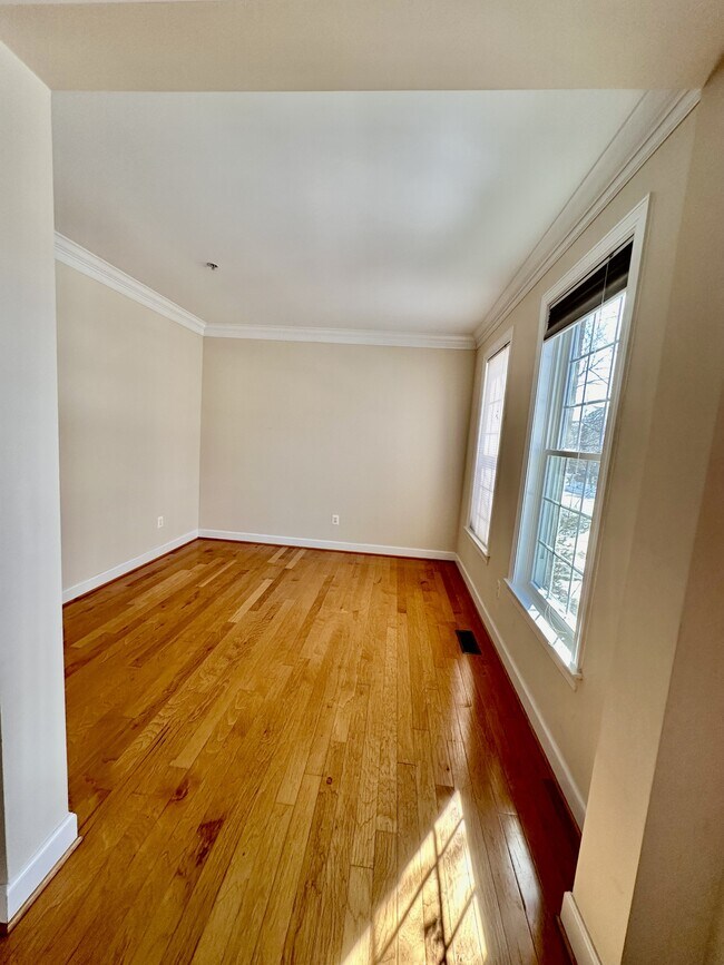 Building Photo - 917 Crestfield Dr