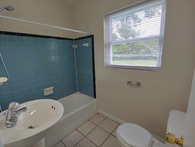 Building Photo - Cute 3BR/1BA cottage with central heat & a...