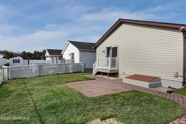 Building Photo - 16 Pinetree Ln