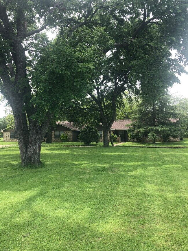 Building Photo - 219 W 4th St