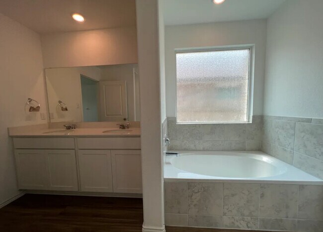 Building Photo - Modern 4-Bed, 2-Bath Retreat with Soaking ...