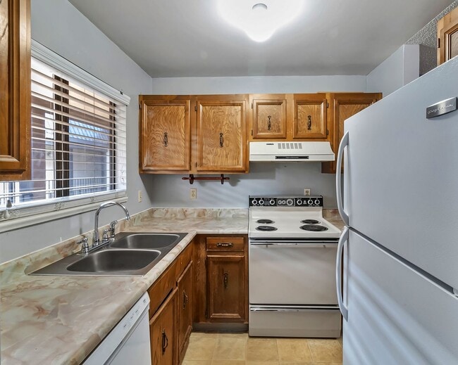 Building Photo - Bright & Spacious 1BD/1BA Top-Floor Unit with Stunning Views!