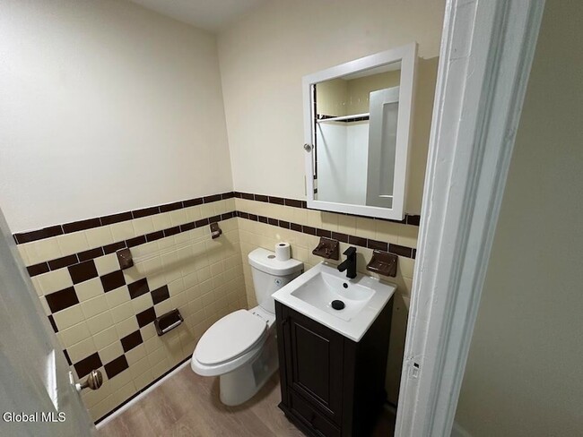 Building Photo - 16 Caroline St