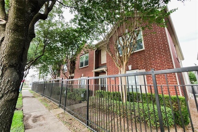 Primary Photo - 918 Memorial Heights Dr
