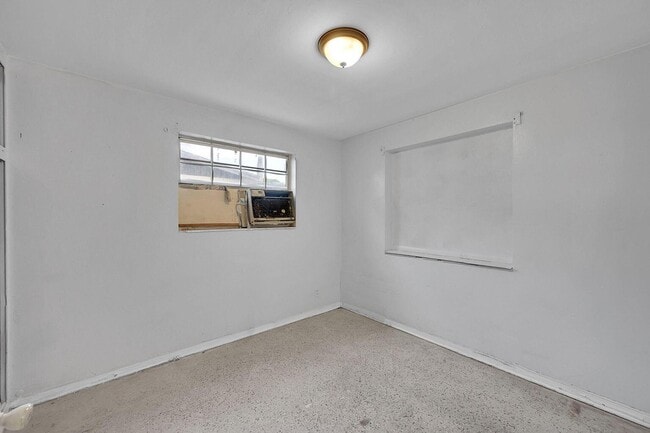 Building Photo - 1645 W 31st St