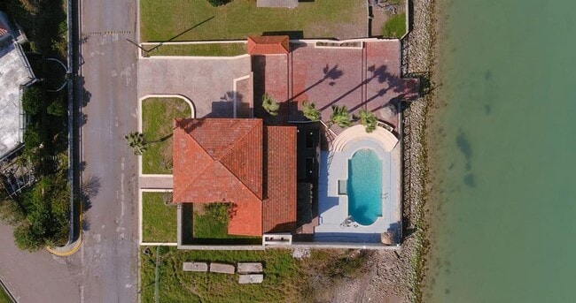 Building Photo - 602 N Shore Dr E