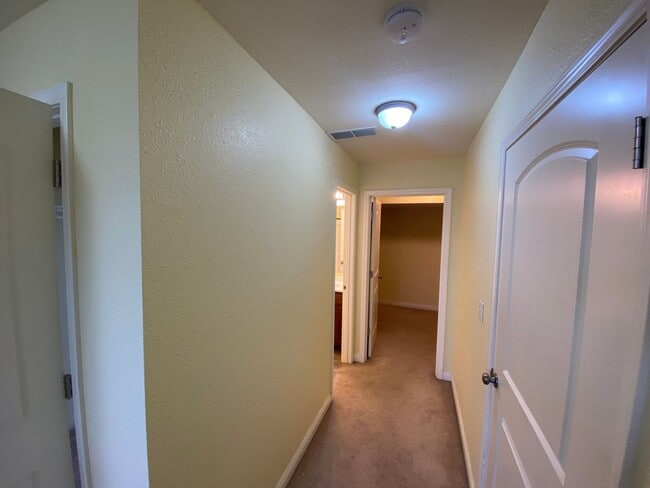Building Photo - 121 Kale Ct