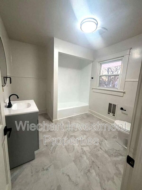 Building Photo - 1139 W Market St