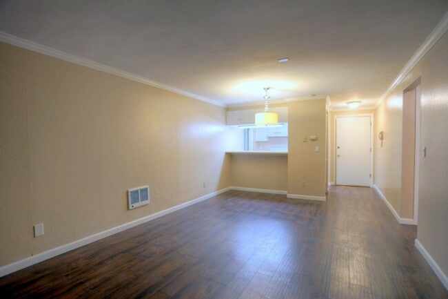 Building Photo - Condo for Rent in Bellevue Area! FRIST MONTH RENT FREE!