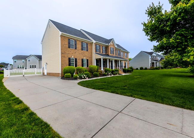 Building Photo - Huge house with vaulted ceilings and fence...