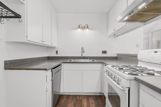 Building Photo - ***MOVE IN SPECIAL*** Modern 3BR Townhome | Garage + Driveway Parking | Yard | Pool | Pet Friendl...