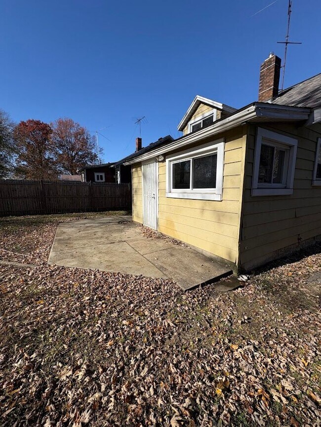 Building Photo - Three bedroom one bathroom home for rent