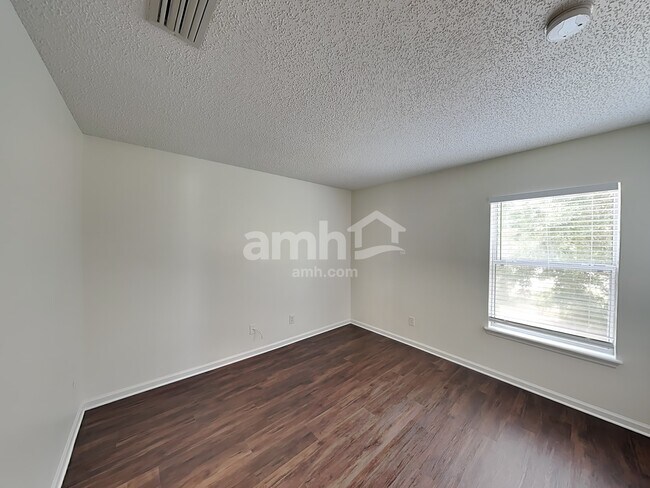Building Photo - 41 Rose Dr