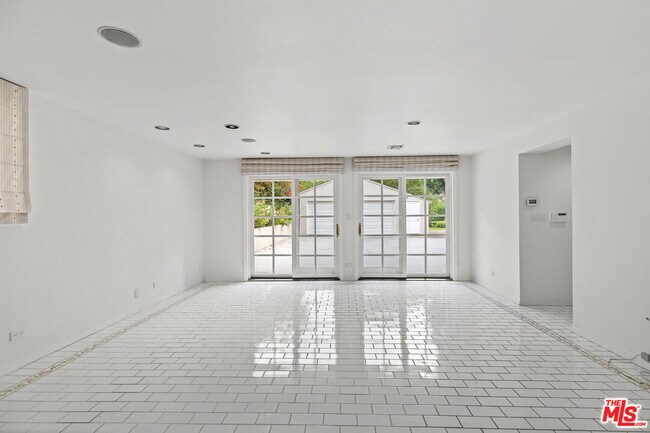 Building Photo - 710 Alta Dr