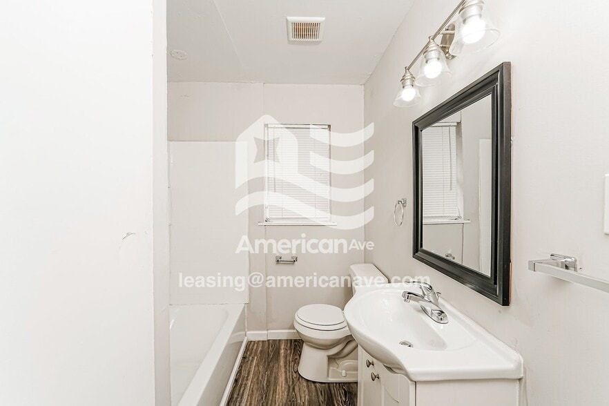 Building Photo - 610 16th Pl SW