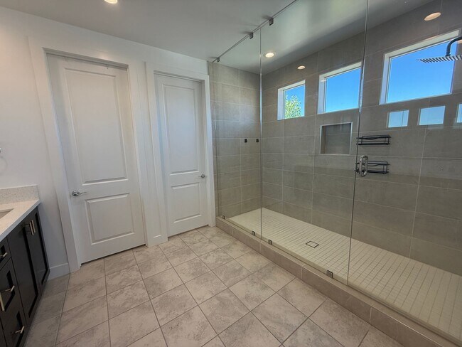 Building Photo - Beautiful 4-Bedroom Home with Solar and Private Patio in Plum Estates!