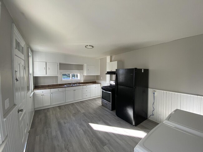 Building Photo - 1340 W College Ave