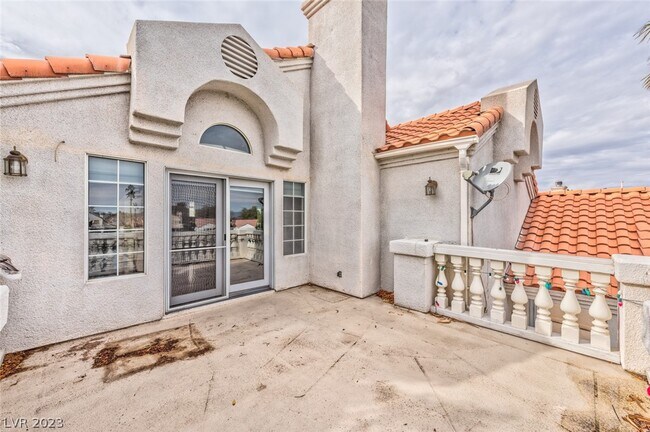 Building Photo - 2740 N Lakecrest Dr