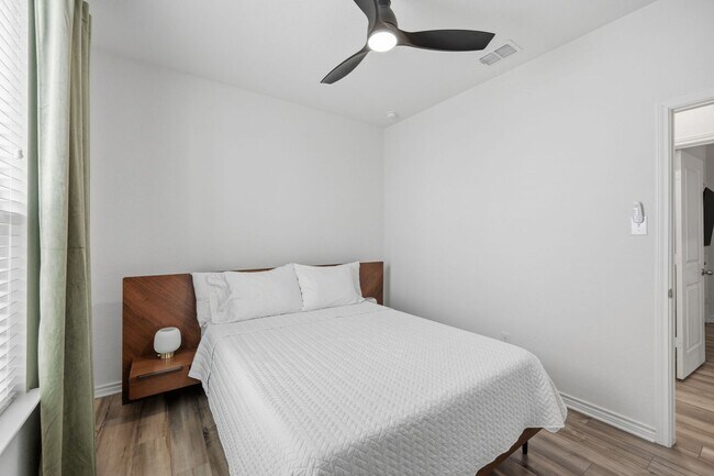 Building Photo - 4015 Casita Mia St