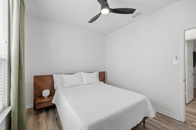 Building Photo - *COMING SOON* Kitchen Lovers Dream – Tons of Cabinet Space & Included Appliances!