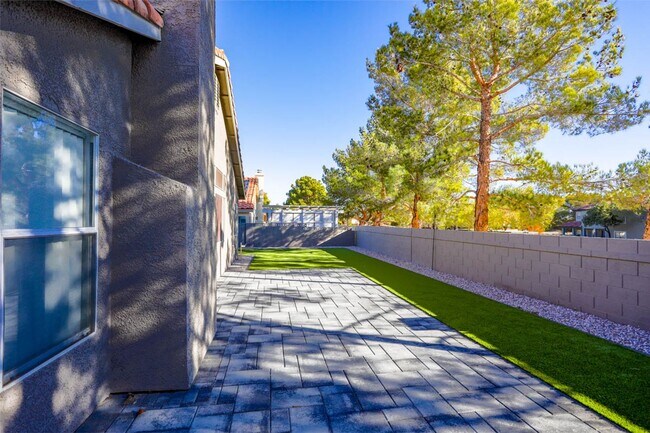 Building Photo - Single Story, 3 Bedroom, Peccole Ranch Beauty