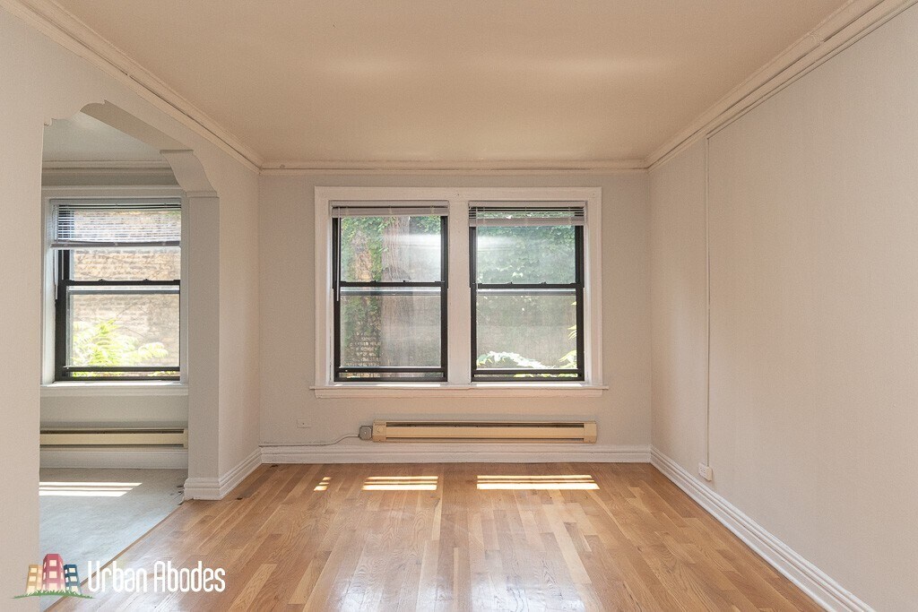 Building Photo - 533 W Roscoe St