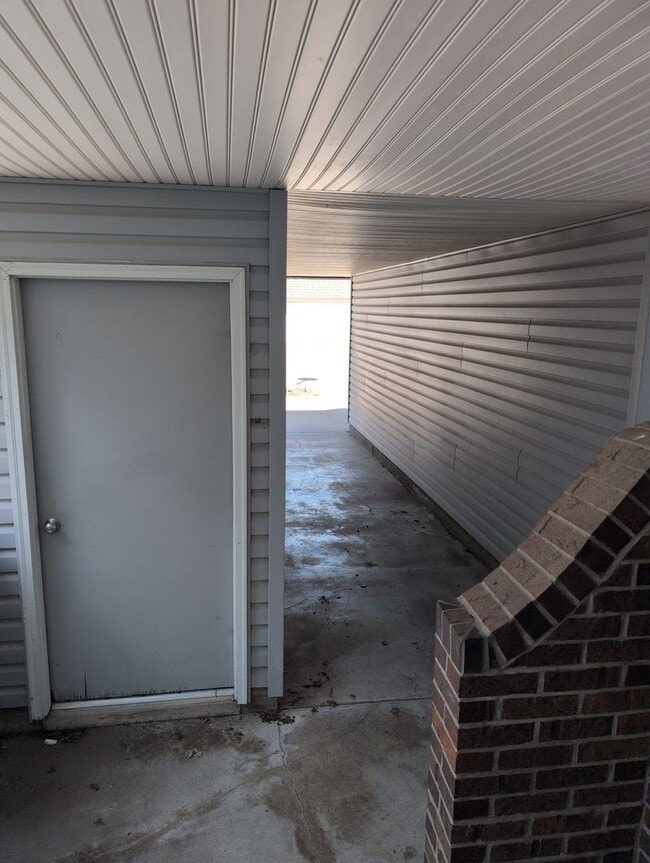 Building Photo - Fully Updated 3 Bedroom 3 Bath Townhouse with 2 Stall Attatched Garage