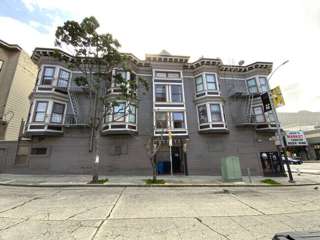 Building Photo - RENOVATED 2BR. Dishwasher! Laundry On-Site...