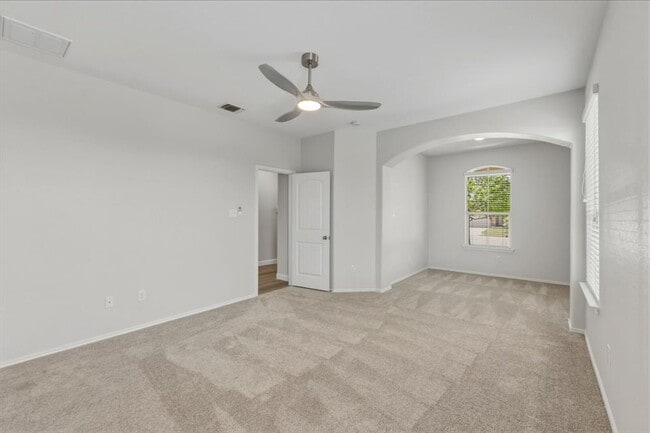 Building Photo - 301 Serpentine Ln