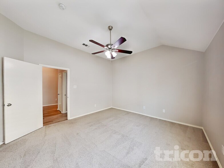 Building Photo - 6701 Fairglen Dr