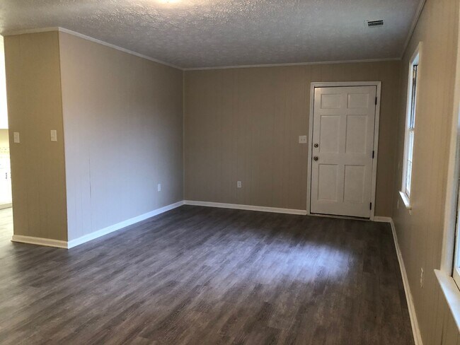 Building Photo - 515 Chateau Dr SE
