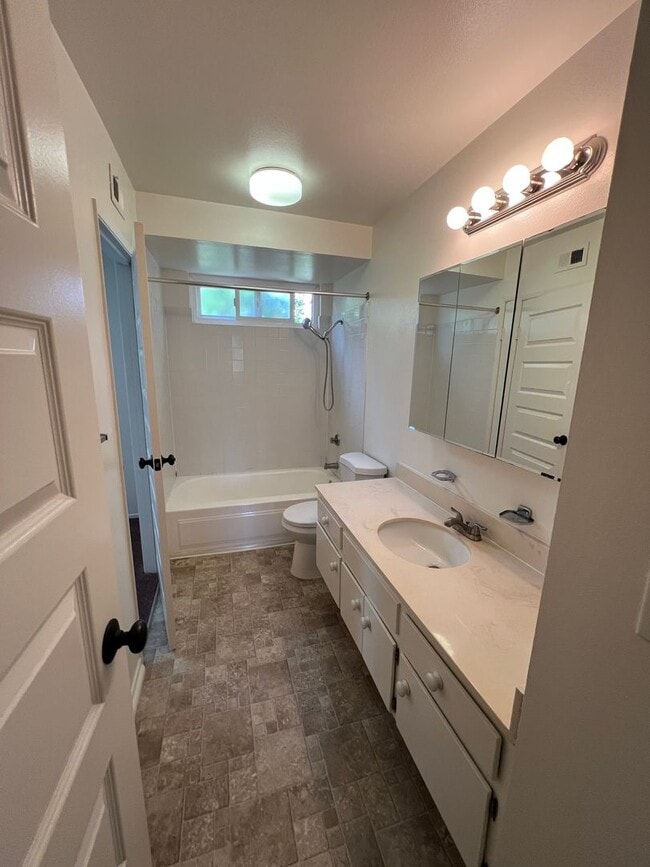 Building Photo - FOR RENT 3+1 IN SIMI VALLEY