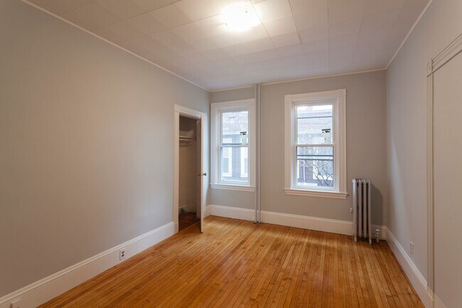 Building Photo - No Brokers Fee, Convenient Location, Pets Friendly, Eat-in Kitchen, Laundry on a Site, Yard