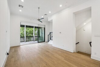 Building Photo - 823 Paige St