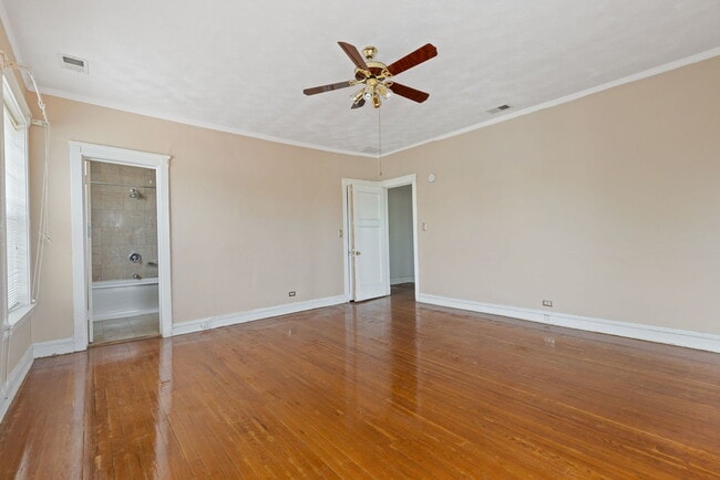 Building Photo - 940 E 48th St