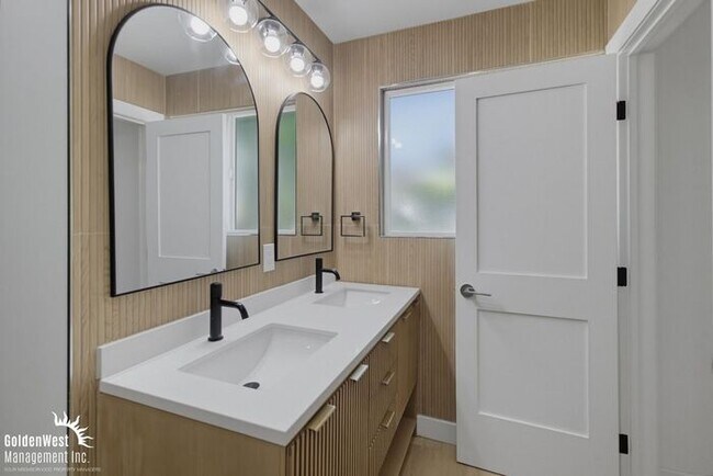 Building Photo - Stylishly Updated 3Bdm 2Ba Main Home in San Diego - MI Special!