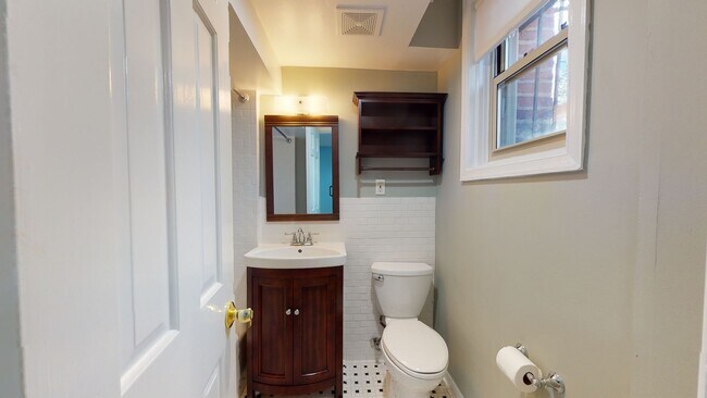 Building Photo - Capitol Hill One Bedroom One Bathroom in secure building! Move-in fee waived!!