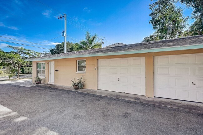 Building Photo - 2 Bed / 1 Bath Cozy Downtown Duplex Apartment