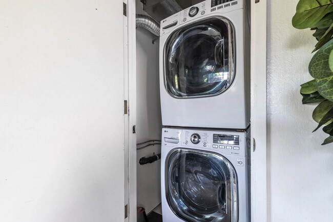 Building Photo - 814 Emily Dr