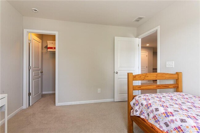 Building Photo - 302 Pebblestone Ln