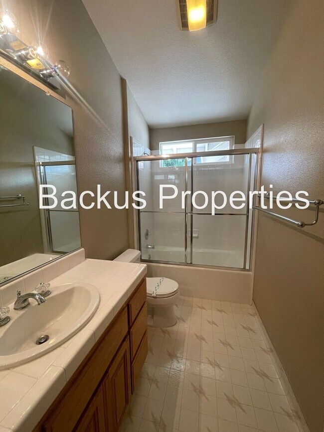 Building Photo - Stunning Three Bedroom in North Salinas  (...