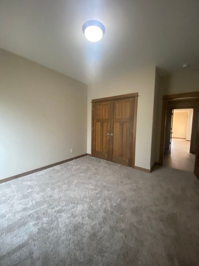 Building Photo - Valley West End Unit Condo- Available NOW!