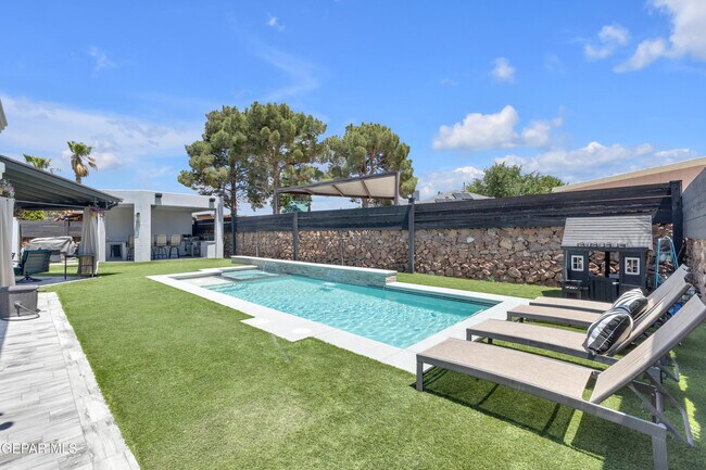 Building Photo - 2085 Paseo Del Prado Dr