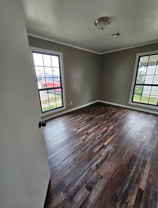 Building Photo - 2220 S Air Depot Blvd