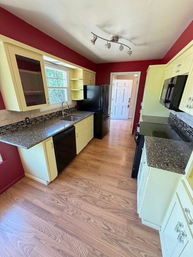 Building Photo - 3 Bedroom on Large corner lot!