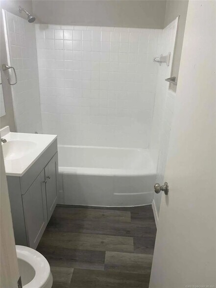 Building Photo - 1047 N Louisville Ave