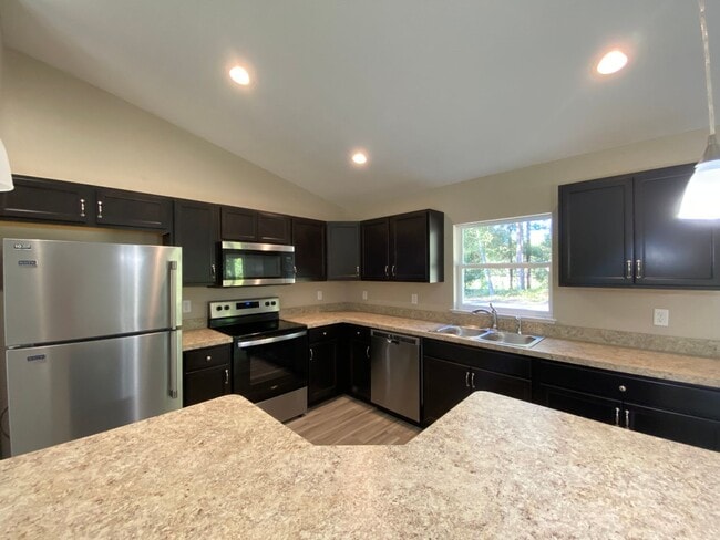 Building Photo - Custom Home - Desirable SW Dunnellon Neighborhood 3/2/2 **Won't Last**Available Soon!